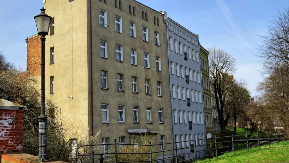 Ulica na Stoku w Gdańsku. Biskupia Górka w Gdańsku. Kompleksowa odnowa zabytkowej części miasta (FOTO: wbijamszpile.pl) 