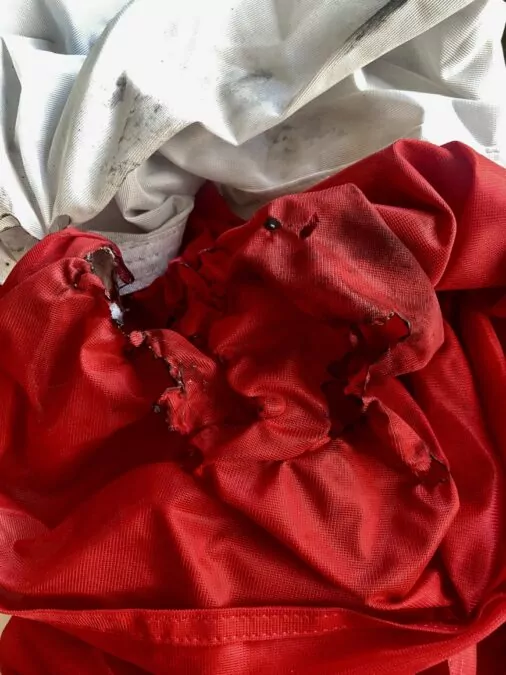 Haniebny wandalizm! Zniszczenie polskich flag na Westerplatte (FOTO: Muzeum II Wojny Światowej)