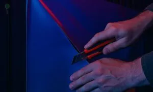 57-latek usuwał plakaty wyborcze nożem do tapet - zdjęcie ilustracyjne (FOTO: wbijamszpile.pl)