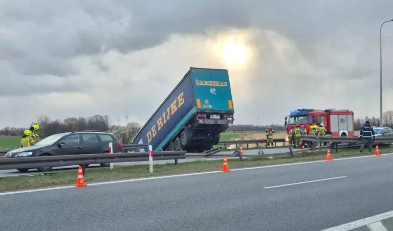Wypadek na trasie S7. Ciężarówka rozerwała bariery (FOTO: KPP Pruszcz Gdański)