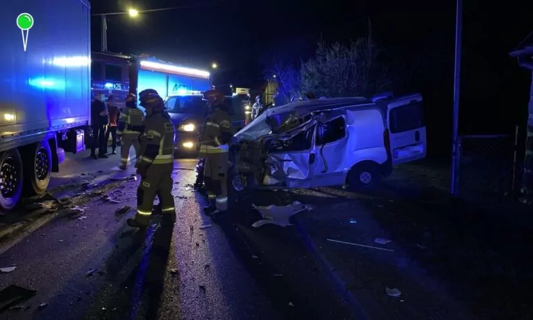 Nocny wypadek na DK 25 w miejscowości Gwieździn pod Człuchowem (FOTO: KP PSP Człuchów)