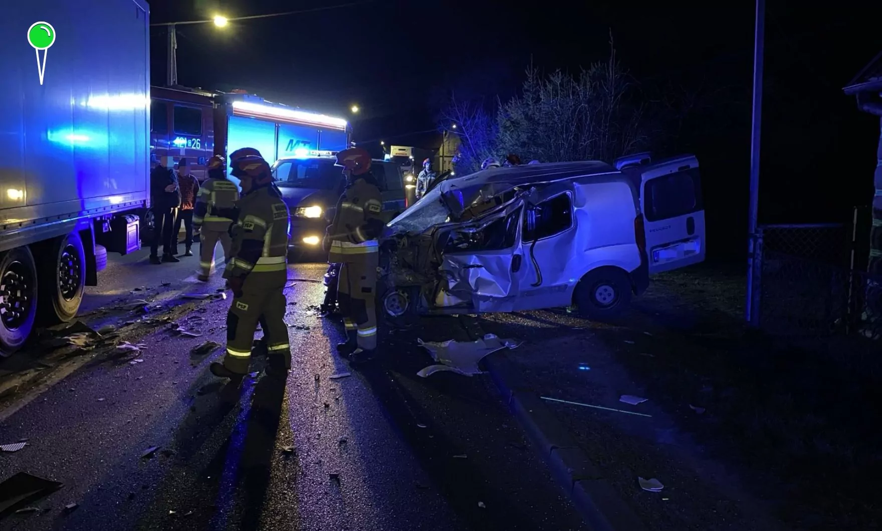 Nocny wypadek na DK 25 w miejscowości Gwieździn pod Człuchowem (FOTO: KP PSP Człuchów)