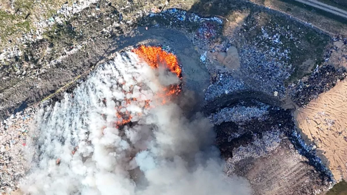 Duży pożar śmieci pod Lęborkiem. 15 zastępów straży na miejscu (FOTO: remiza.pl)