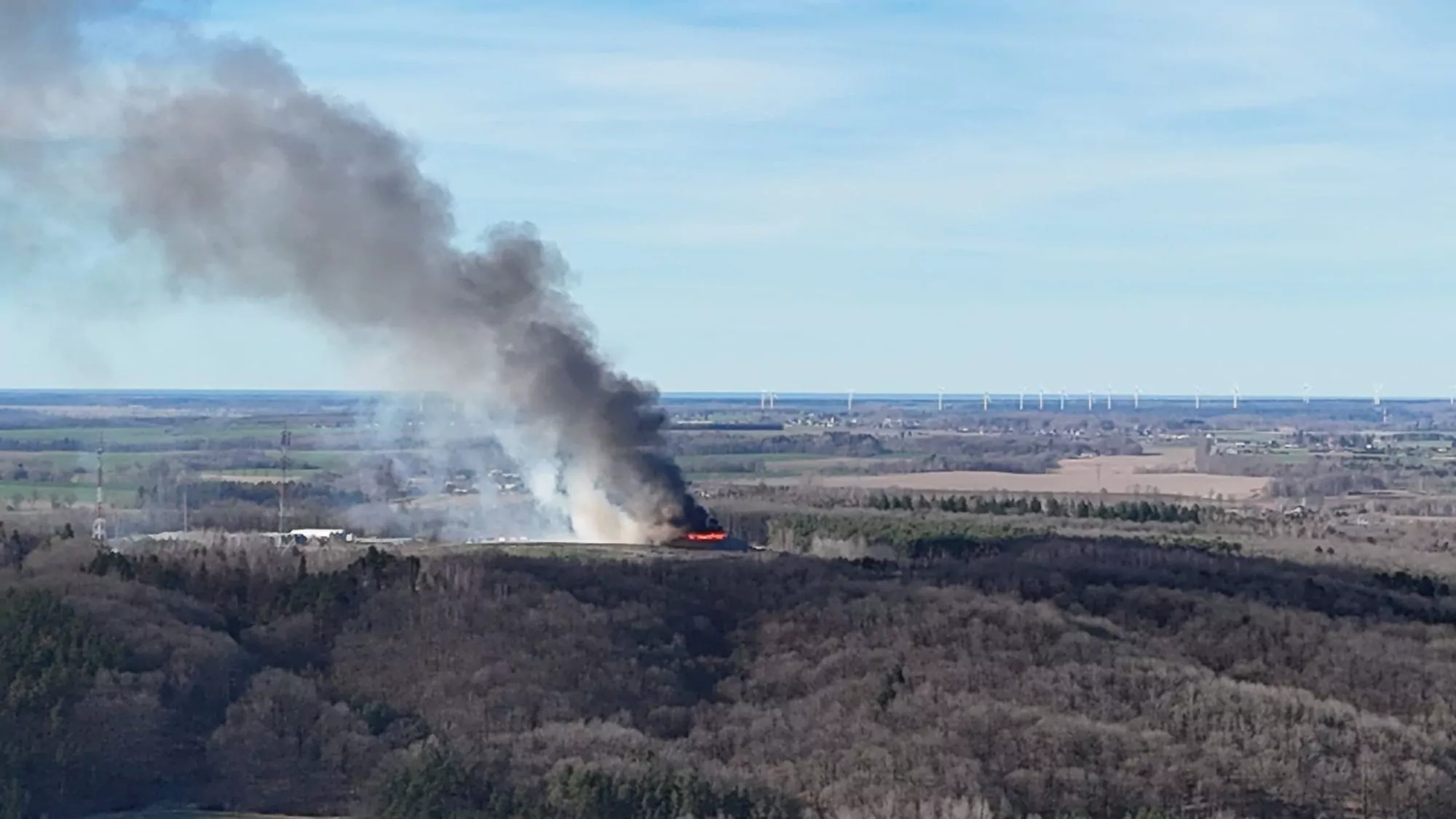 Duży pożar śmieci pod Lęborkiem. 15 zastępów straży na miejscu (FOTO: remiza.pl)