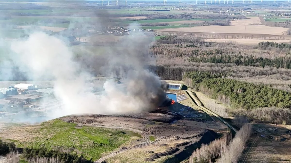 Duży pożar śmieci pod Lęborkiem. 15 zastępów straży na miejscu (FOTO: remiza.pl)