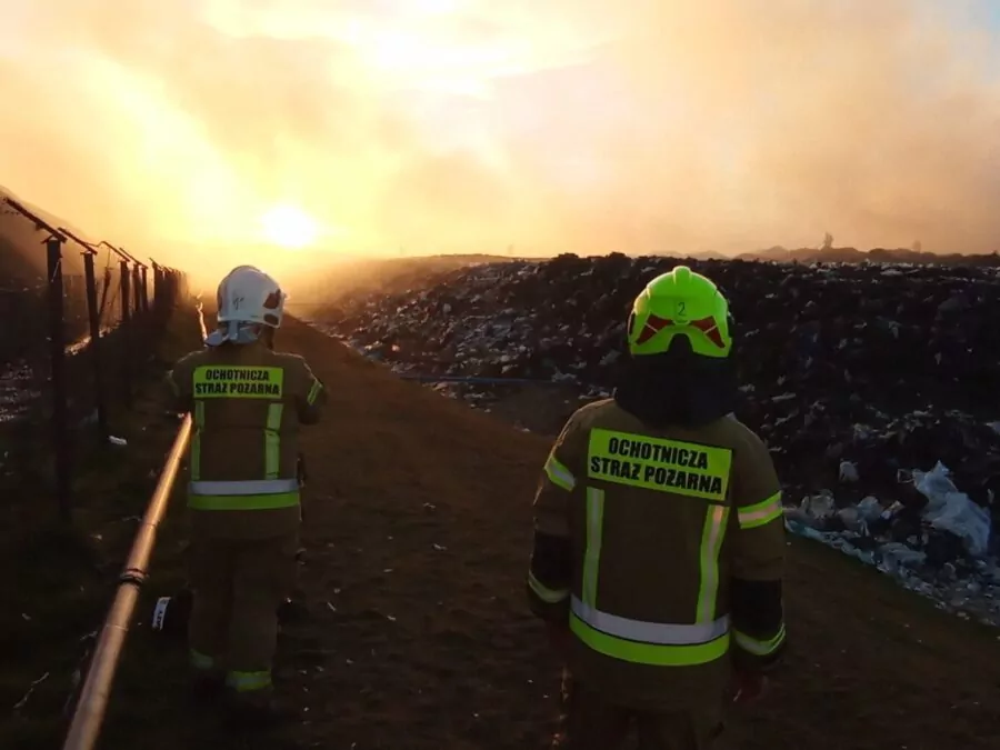 Duży pożar śmieci pod Lęborkiem. 15 zastępów straży na miejscu (FOTO: KW PSP Gdańsk)
