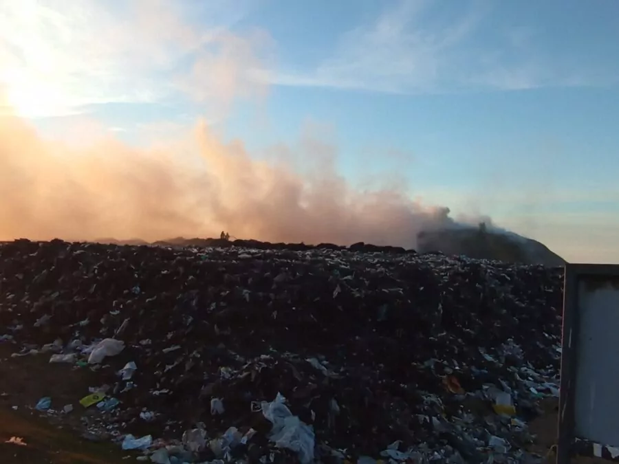 Duży pożar śmieci pod Lęborkiem. 15 zastępów straży na miejscu (FOTO: KW PSP Gdańsk)