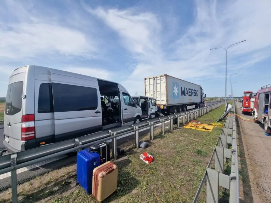Wypadek na A1 pod Kopytkowem. 9 rannych, 2 LPR w akcji (FOTO: KWPSP Gdańsk)