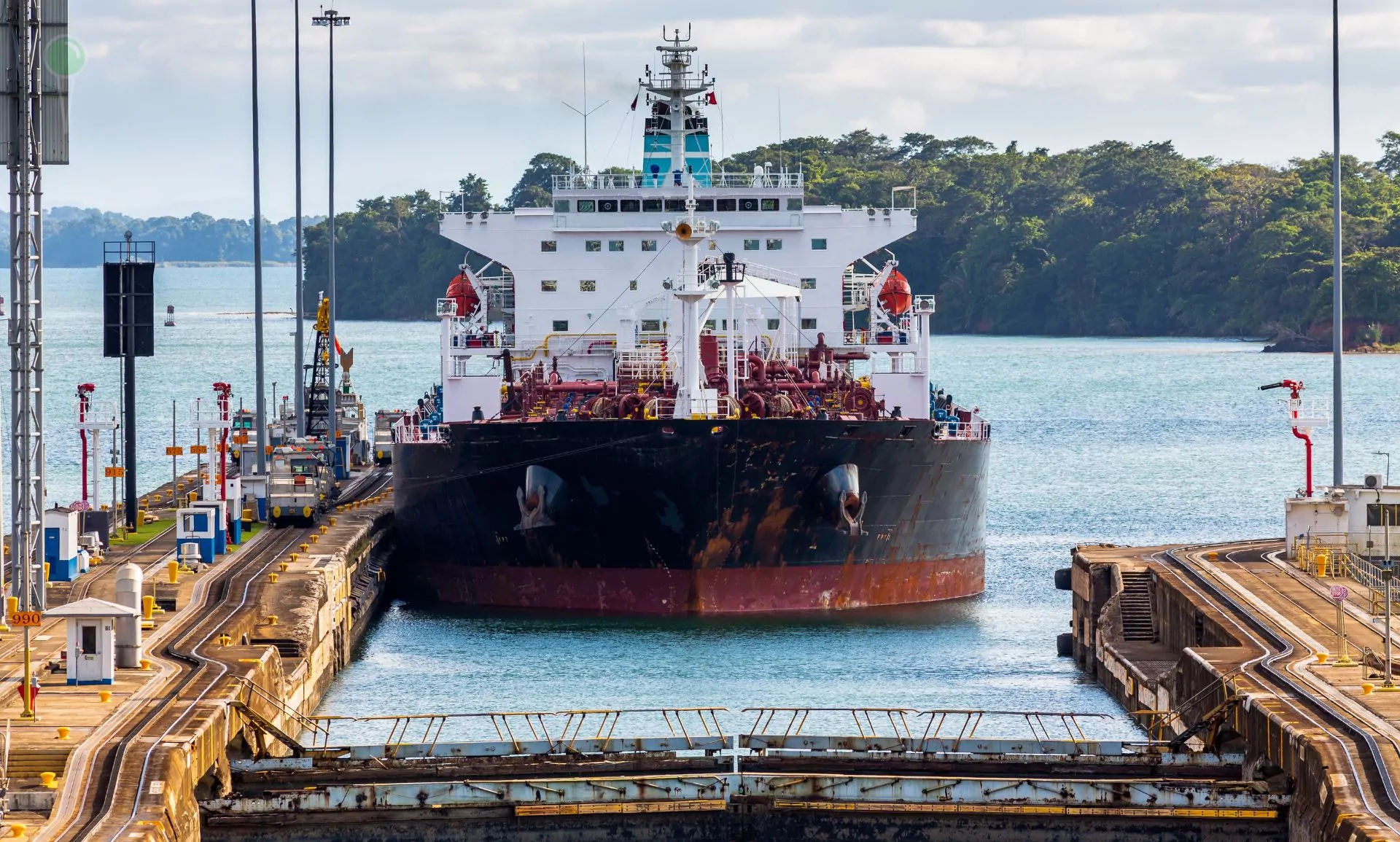 Trump chce darmowych przepraw przez Kanał Panamski i Sueski (FOTO: canva.com)