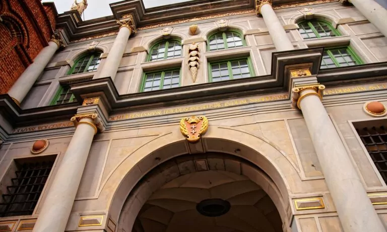 Złota Brama tonie w kosztach, radni PiS chcą wstrzymania dotacji (FOTO: canva)