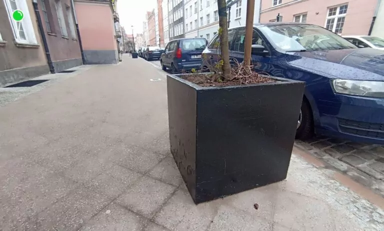 Ulica Ogarna w Gdańsku. Donice jak nowe po fali krytyki (FOTO: wbijamszpile.pl)