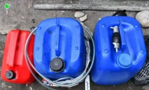 37-latek z Ukrainy spuszczał paliwo z aut. Ogrzewał się nim (FOTO: KMP Tczew)