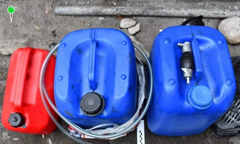 37-latek z Ukrainy spuszczał paliwo z aut. Ogrzewał się nim (FOTO: KMP Tczew)