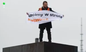 Prowokacja na pl. Piłsudskiego. Oblany farbą pomnik ofiar tragedii smoleńskiej (FOTO: Ostatnie Pokolenie/X)