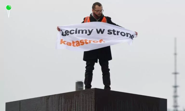 Prowokacja na pl. Piłsudskiego. Oblany farbą pomnik ofiar tragedii smoleńskiej (FOTO: Ostatnie Pokolenie/X)