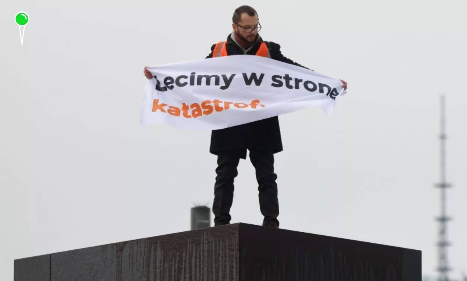 Prowokacja na pl. Piłsudskiego. Oblany farbą pomnik ofiar tragedii smoleńskiej (FOTO: Ostatnie Pokolenie/X)