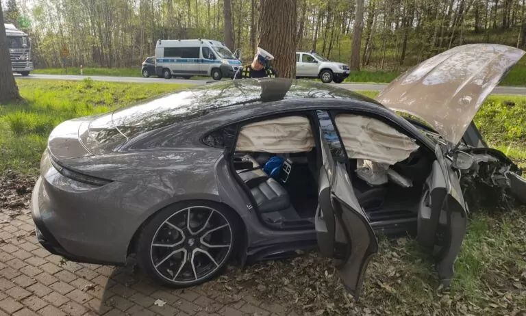 Wypadek na DK 22. Luksusowe porsche w rowie (FOTO: KPP Człuchów)