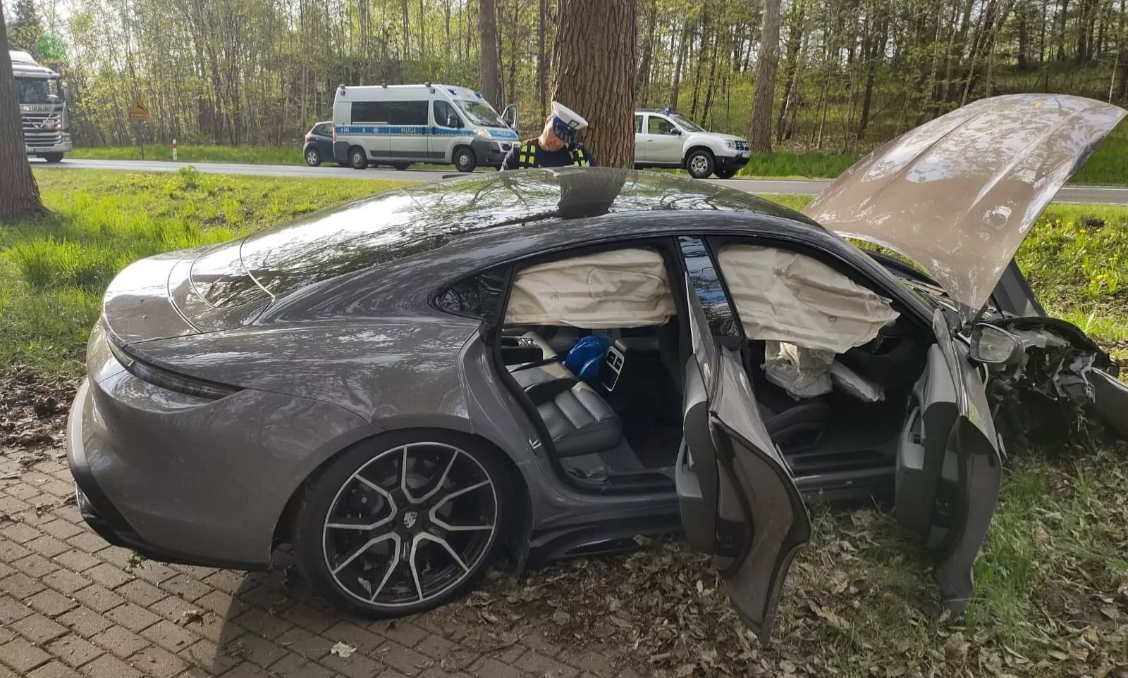 Wypadek na DK 22. Luksusowe porsche w rowie (FOTO: KPP Człuchów)