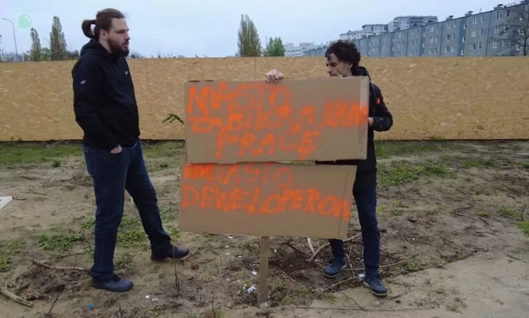 Mieszkańcy kontra deweloper przy Kołobrzeskiej. Dostało się miastu (FOTO: wbijamszpile.pl)