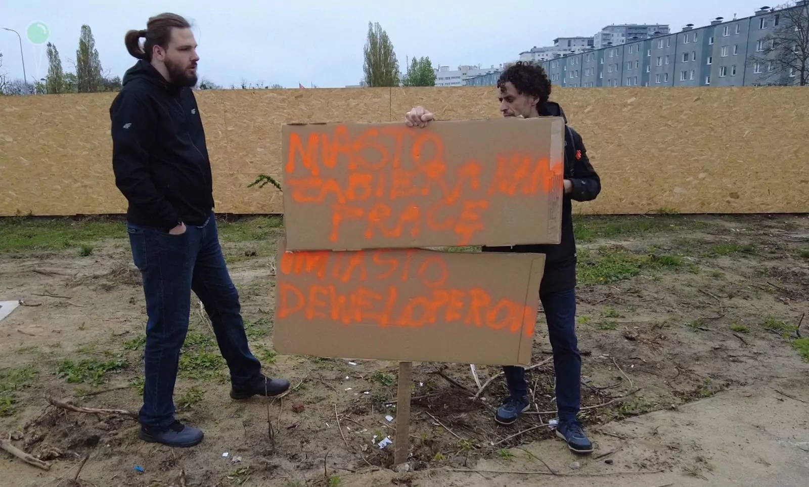 Mieszkańcy kontra deweloper przy Kołobrzeskiej. Dostało się miastu (FOTO: wbijamszpile.pl)