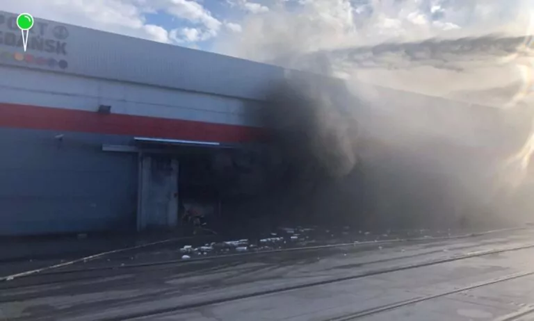 Pożar magazynu w Porcie Gdańsk. Śledztwo umorzone, winny piorun (FOTO: KWPSP Gdańsk)