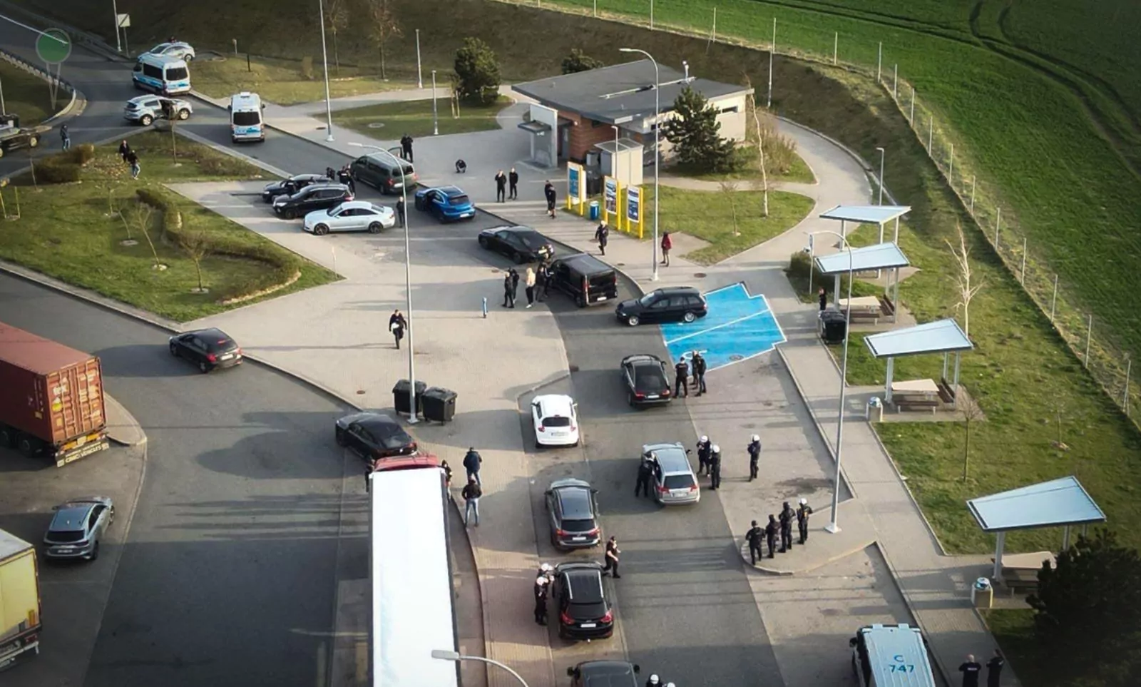 Policja udaremnia ustawkę pseudokibiców na autostradzie A1 (FOTO: KWP Gdańsk)