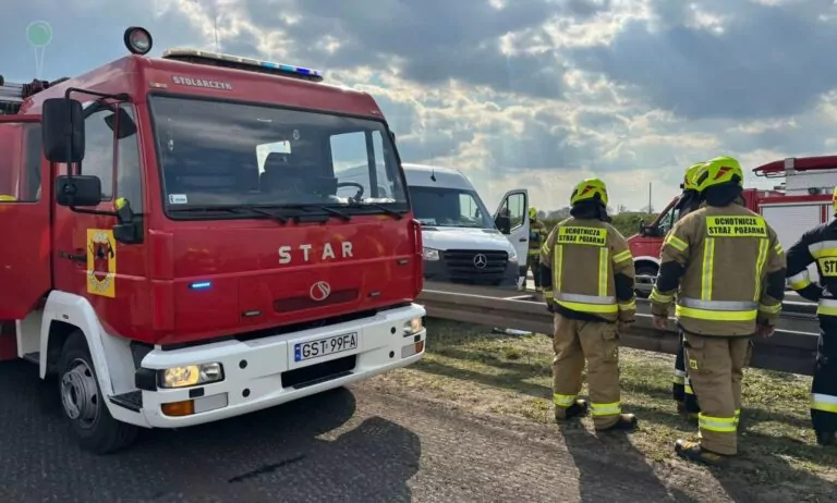 Wypadek na autostradzie A1 pod Kopytkowem (FOTO: Ochotnicza Straż Pożarna Smętowo Graniczne)