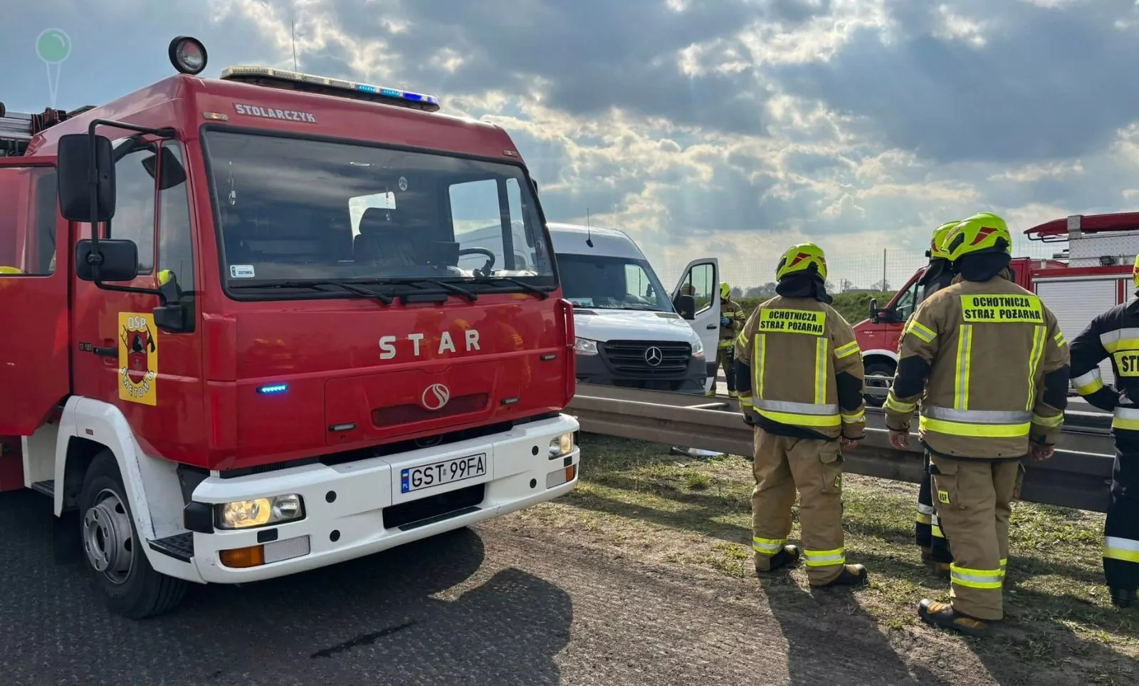 Wypadek na autostradzie A1 pod Kopytkowem (FOTO: Ochotnicza Straż Pożarna Smętowo Graniczne)
