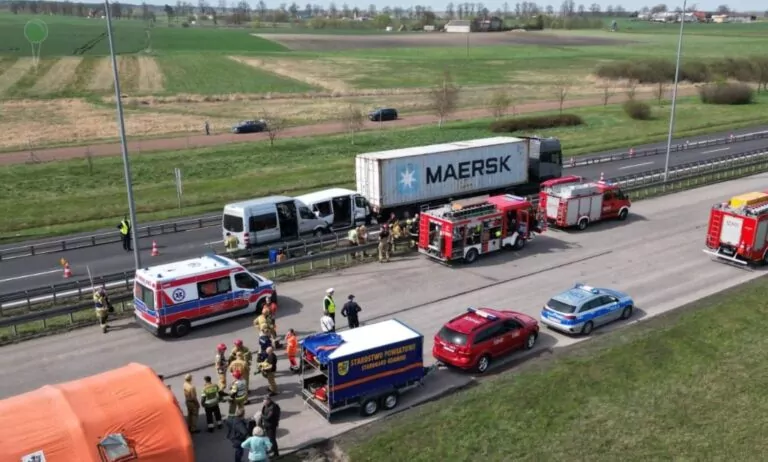 Wypadek na A1 pod Kopytkowem. 9 rannych, 2 LPR w akcji (FOTO: KWPSP Gdańsk)