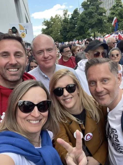 Likwidator Radia Gdańsk z wierchuszką KO na marszu w Warszawie (FOTO: Agnieszka Owczarczak/FB)