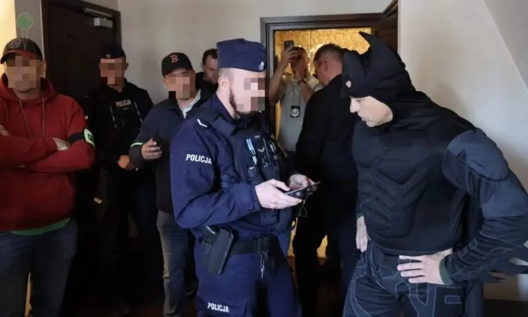 Policja w hotelu bez nakazu? Świadek relacjonuje zatrzymanie Batmana (FOTO: Robert Kwiatek)