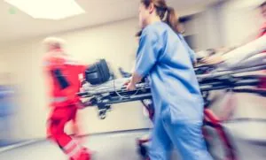 Atak na SOR w Gdyni – pijana pacjentka raniła troje medyków (FOTO: canva)