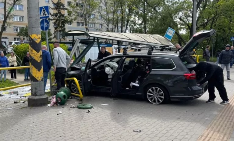 Samochód wjechał w przystanek. Cztery osoby poszkodowane w Gdyni (FOTO: KWPSP Gdańsk)