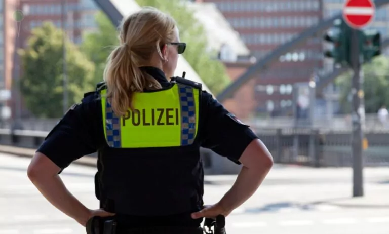 Niemka atakuje nożem na dworcu w Hamburgu. 18 rannych (FOTO: canva.com)