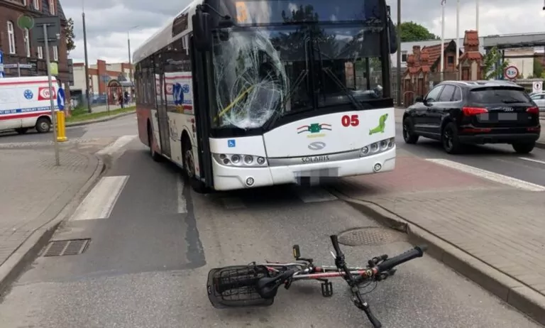 Pijany rowerzysta wjechał pod autobus. Dostał wielki mandat (FOTO: canva)