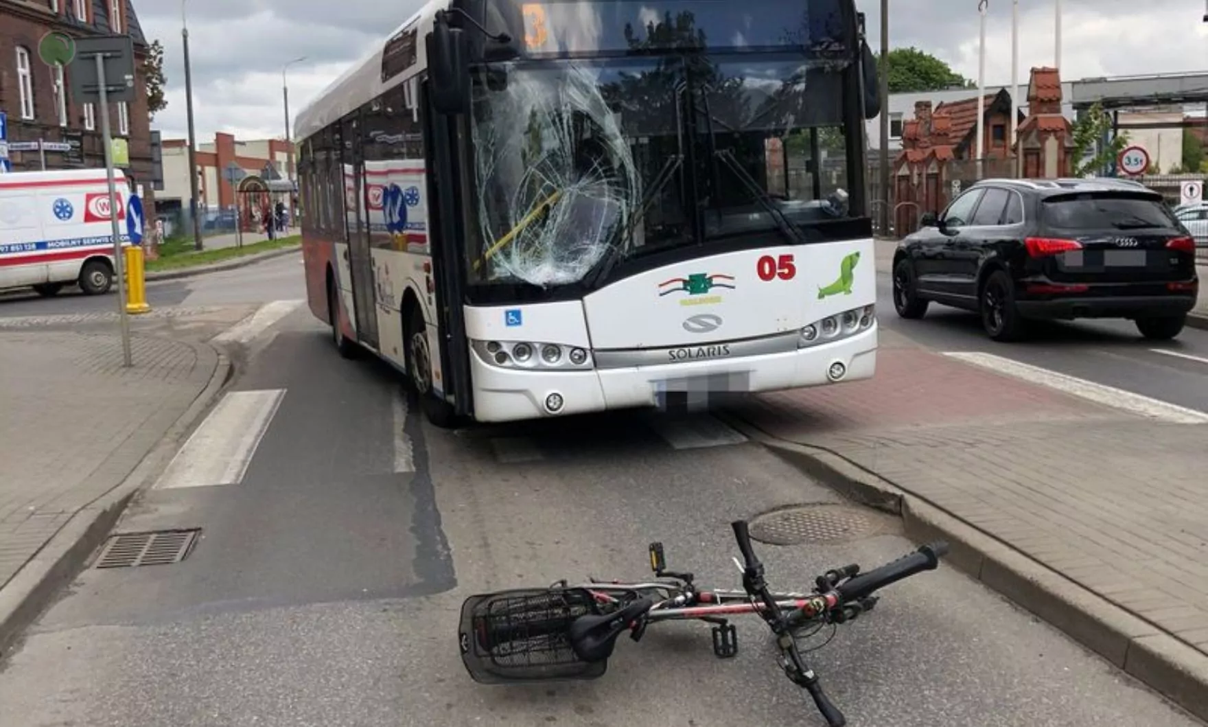 Pijany rowerzysta wjechał pod autobus. Dostał wielki mandat (FOTO: canva)