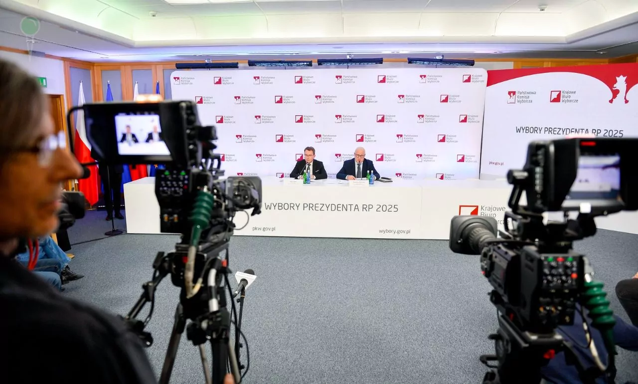 Trzaskowski minimalnie przed Nawrockim. Oficjalne wyniki PKW (FOTO: PKW)