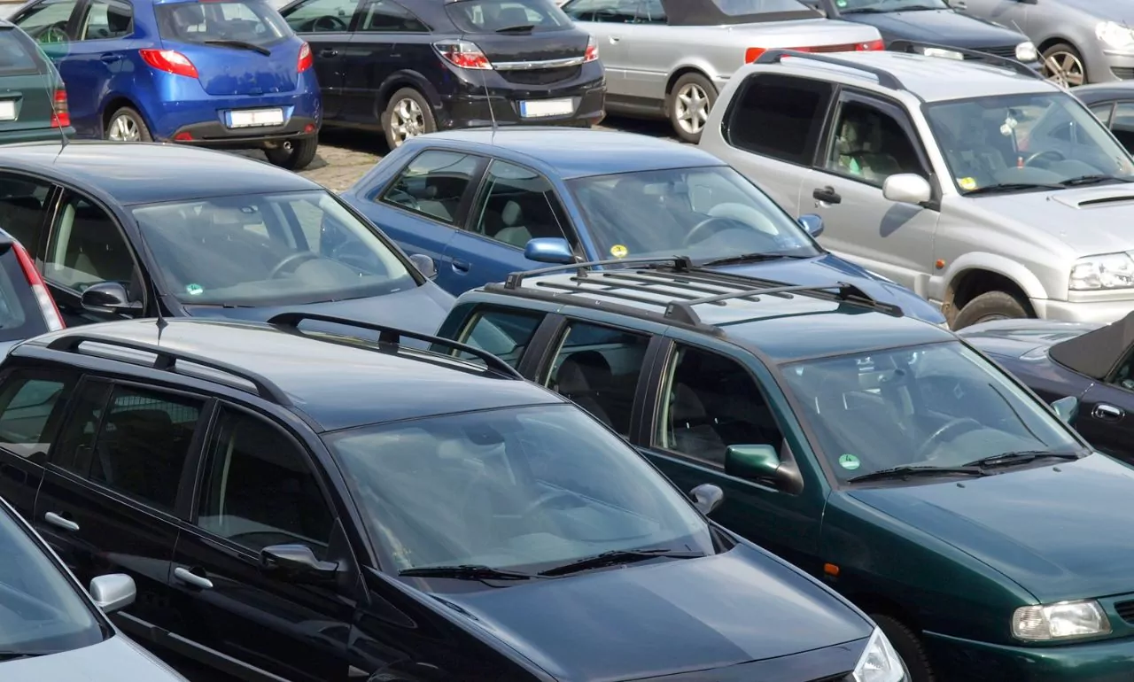 Nowe miejsca postojowe przy dworcu PKP w Pruszczu Gdańskim (FOTO: canva)