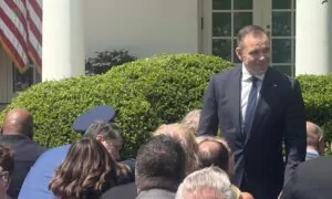 Karol Nawrocki w Białym Domu u boku Donalda Trumpa (FOTO: Adam Bielan/X)