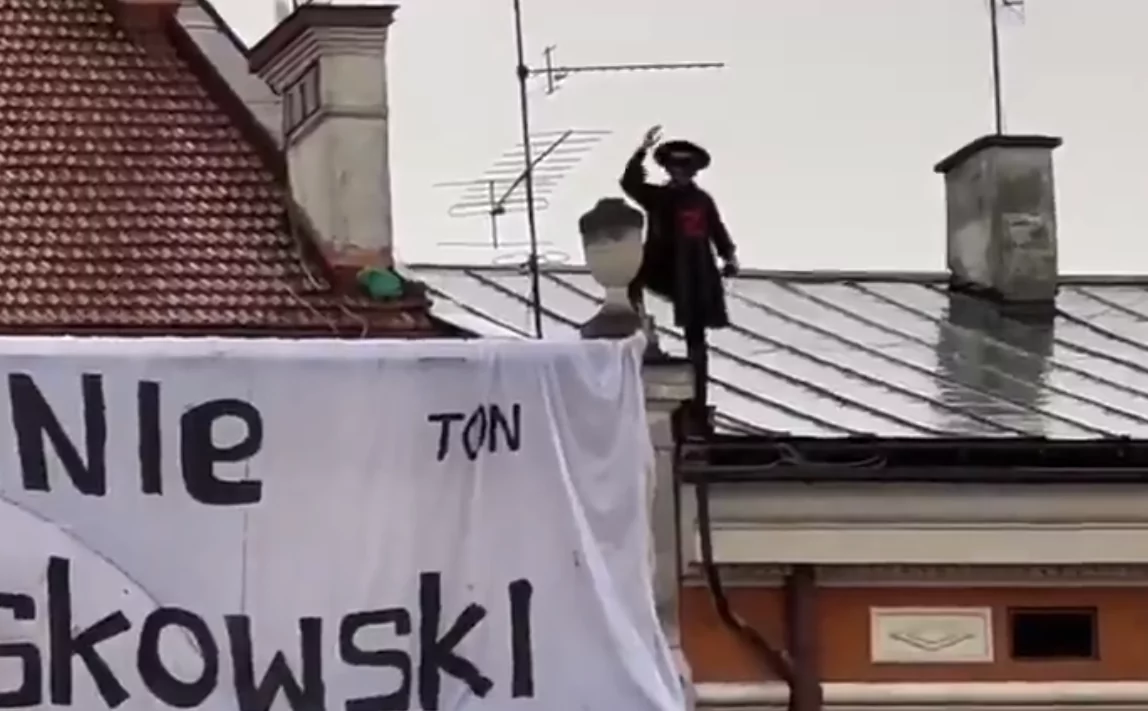 Zorro z dachu w Tarnowie poszukiwany przez policję (mat. prasowe)