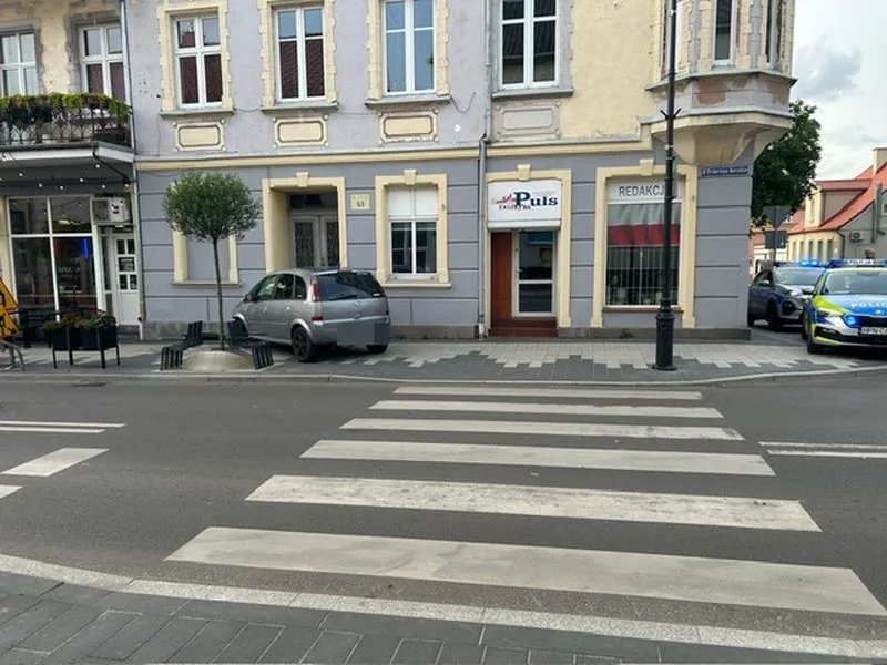 Pijany 44-latek bez prawka rozbił się na ścianie (FOTO: KPP Kwidzyn)