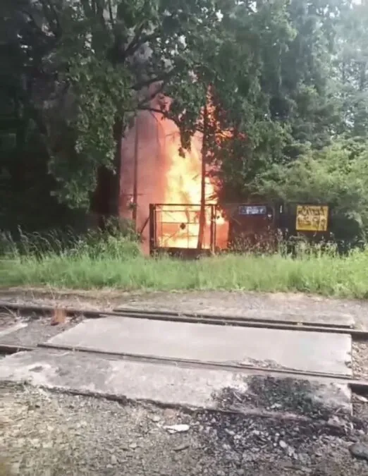 Dramat nad jeziorem. Letniskowy domek spłonął przez intruzów  (FOTO: KPP Człuchów)