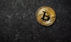 Senior z Kwidzyna oszukany na kryptowalutach (FOTO: canva.com)
