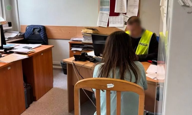 Agresywna kobieta w Kolbudach. Rzucała kamieniami w auto (FOTO: KPP Pruszcz Gdański)