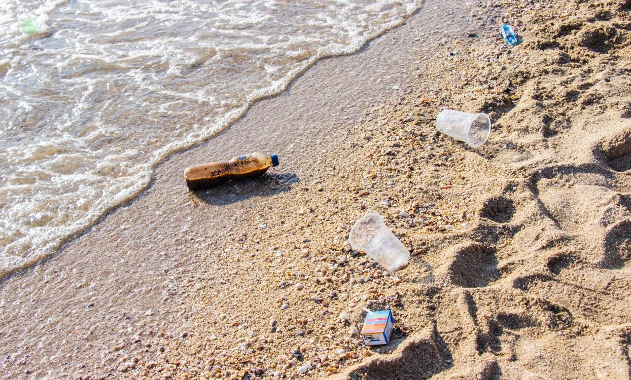 Śmieci na plaży: co naprawdę zostawiamy nad Bałtykiem (FOTO: canva.com)