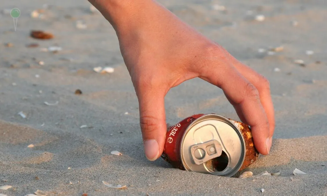 Śmieci na plaży: co naprawdę zostawiamy nad Bałtykiem (FOTO: canva.com)