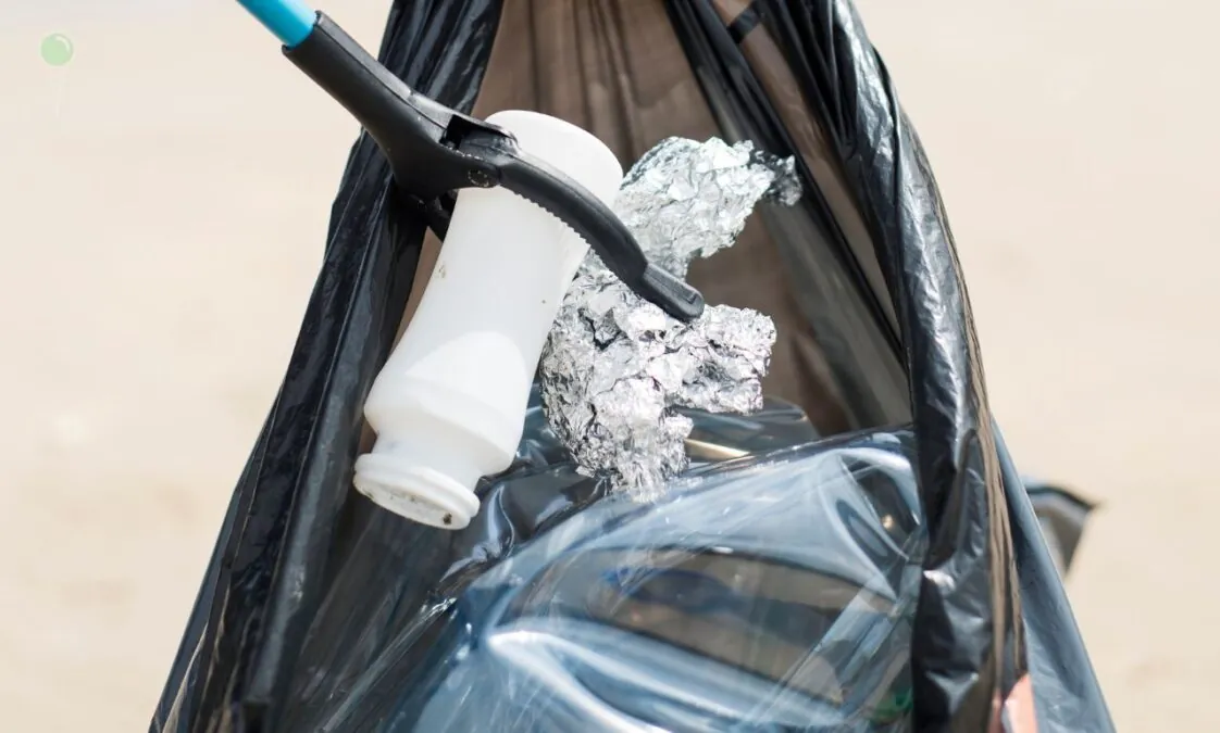 Śmieci na plaży: co naprawdę zostawiamy nad Bałtykiem (FOTO: canva.com)