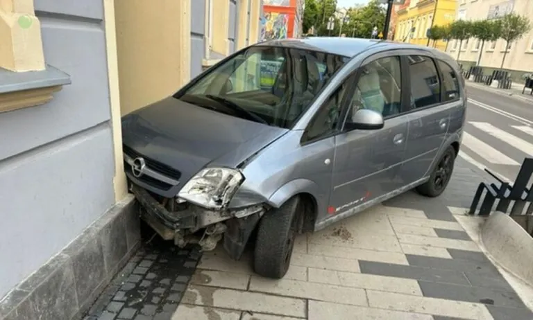 Pijany 44-latek bez prawka rozbił się na ścianie (FOTO: KPP Kwidzyn)