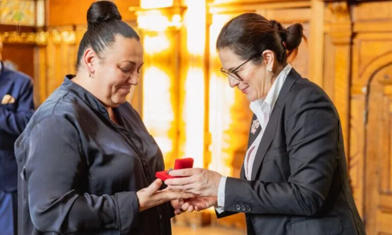 Anna Kanigowska, laureatka „Złotej Malwy 2023”, odbiera nagrodę z rąk prezydent Gdańska Aleksandry Dulkiewicz (FOTO: Dominik Paszliński/ gdansk.pl)