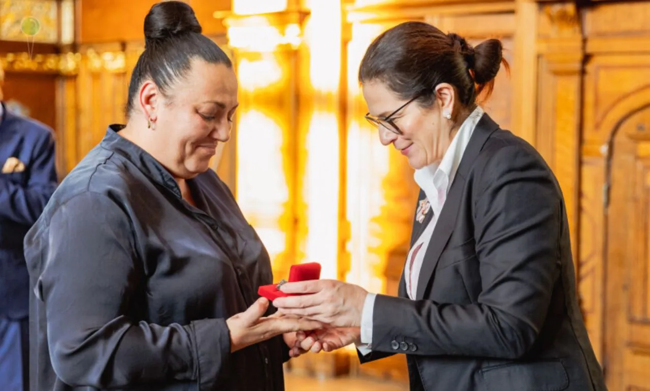 Anna Kanigowska, laureatka „Złotej Malwy 2023”, odbiera nagrodę z rąk prezydent Gdańska Aleksandry Dulkiewicz (FOTO: Dominik Paszliński/ gdansk.pl)